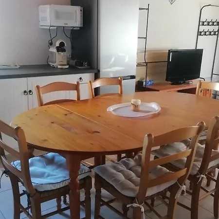Confortable Et Bien Equipe, Idealement Situe Au Centre De Pra-loup Avec Terrasse Oriente Sud-est - Fr-1-165a-158